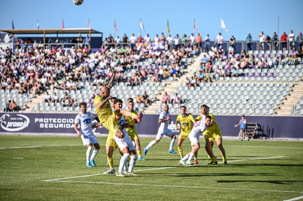 Dani Benítez intenta rematar dentro del área (MIRANDA LÓPEZ / REAL JAÉN CF)