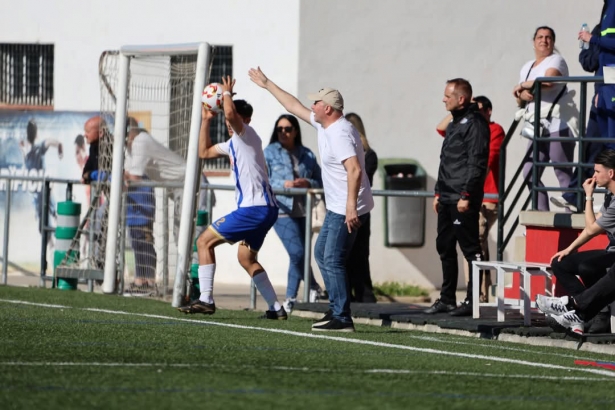 Thierry Pérez dando instrucciones en el partido ante el CF Motril (JOSÉ ANDRÉS FERNÁNDEZ)