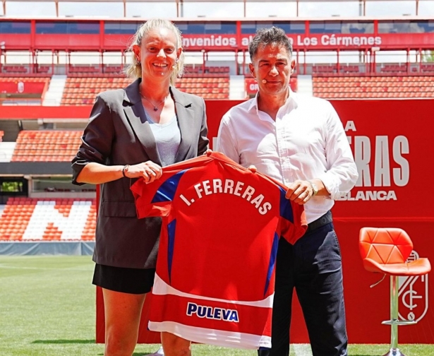 Irene Ferreras ha vivido su presentación en Los Cármenes (GRANADA CF)