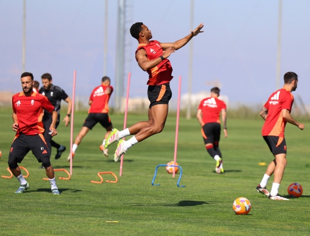 El equipo ya prepara el partido del domingo (J. AZCOYTIA)