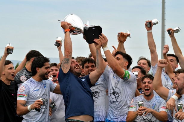 Luis Torres, entrenador del CD Santa Fe, levanta la Copa de campeón (DAVID CONTRERAS)