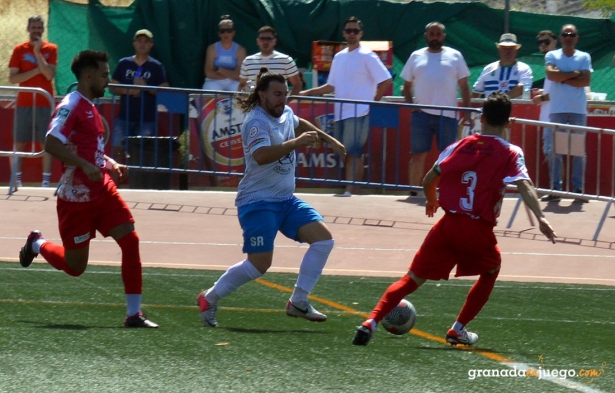 Piru entre dos jugadores del Guadix CF (D. CONTRERAS)