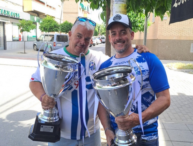 El nuevo presidente, Isaac Chinchilla (derecha) junto al presidente saliente, Enrique Chinchilla 