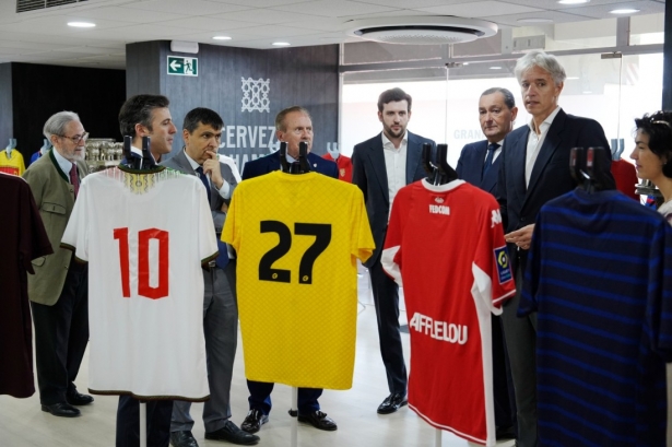Los Cármenes, escenario de la exposición fútbol por la paz (GRANADA CF)