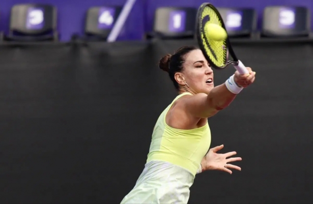 Nuria Párrizas golpea la bola (MÉRIDA OPEN AKRON)