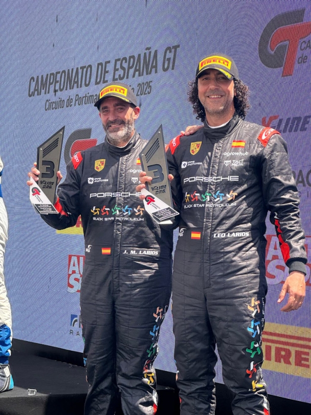 Os hermanos Larios posan con el trofeo 