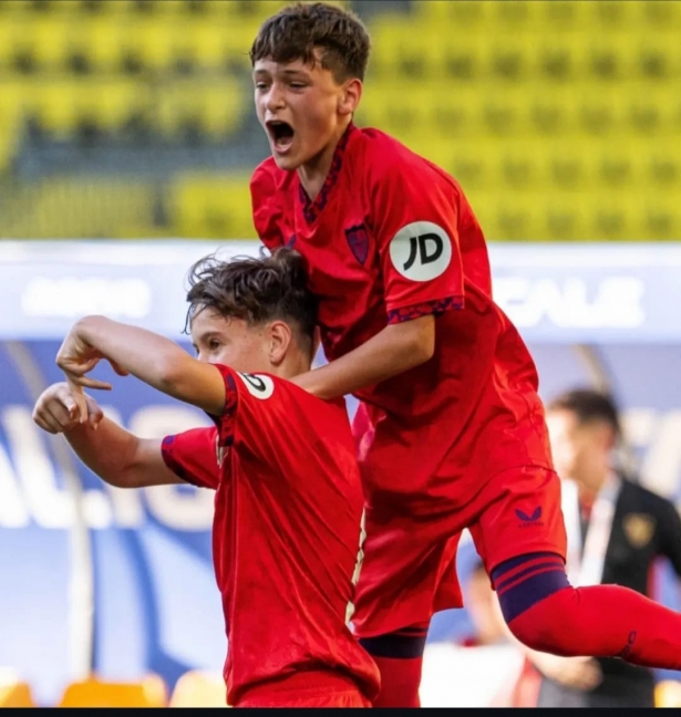 Aitor Rodríguez celebra un gol 