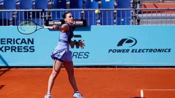 Nuria Párrizas golpea la bola (GETTY)