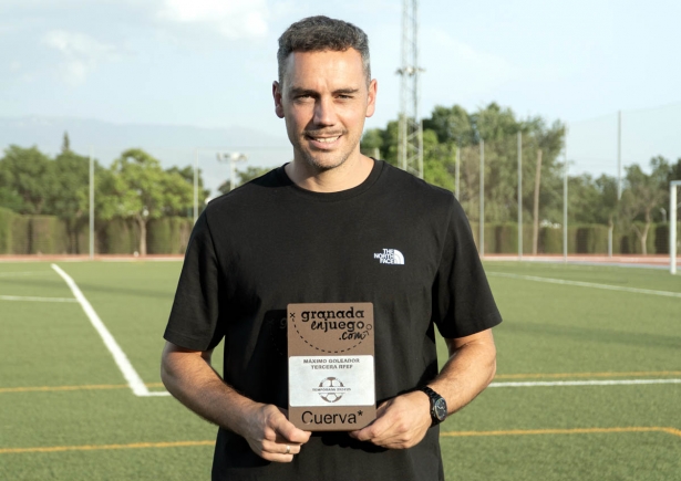 Antonio López, jugador del CF Motril, posa con el trofeo de GranadaEnJuego (JUAN HERNÁNDEZ)