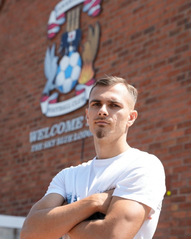 Brau ya posa como jugador del Coventry 