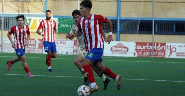 Álvaro Sierra durante un partido con el Atlético Porcuna (ATLÉTICO PORCUNA)