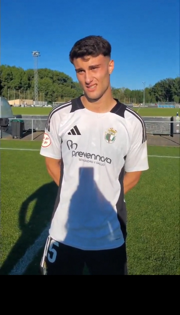 Iván Martínez con la camiseta del Burgos Promesas (BURGOS CF)