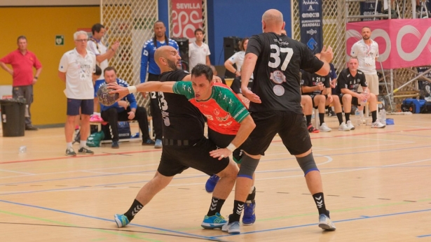 Imagen de uno de los partidos (GRANADA BALONMANO VETERANOS)