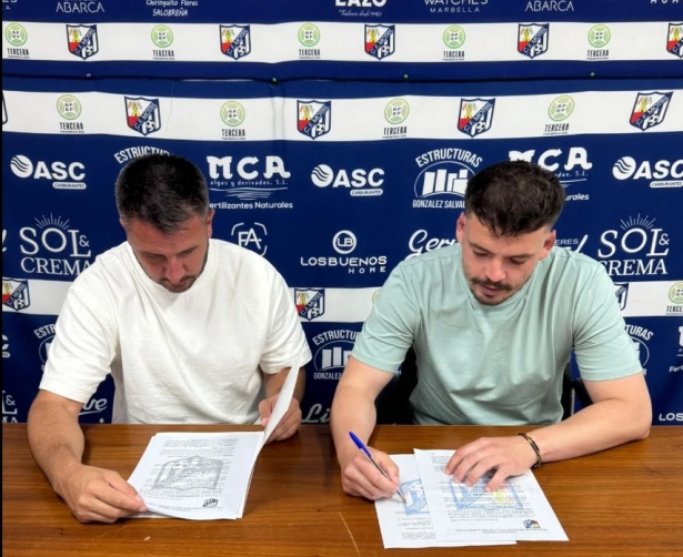 Chus Hevia, a la derecha, firma su contrato con el Motril en presencia de Viti (CF MOTRIL)