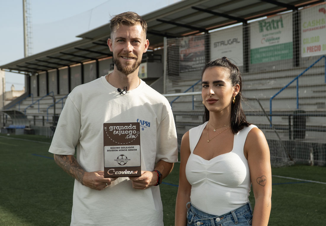 Nacho Buil recibe el trofeo de manos de Julia, responsable del Supermercado Coviran de Churriana de la Vega (JUAN HERNÁNDEZ) Nacho Buil recibe el trofeo de manos de Julia, responsable del Supermercado Coviran de Churriana de la Vega (JUAN HERNÁNDEZ)