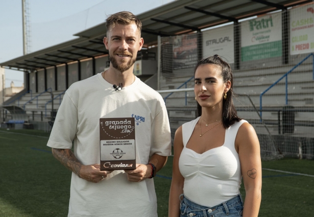 Nacho Buil recibe el trofeo de manos de Julia, responsable del Supermercado Coviran de Churriana de la Vega (JUAN HERNÁNDEZ)