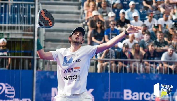 Mile Yanguas durante un saque (PADEL MAGAZINE)
