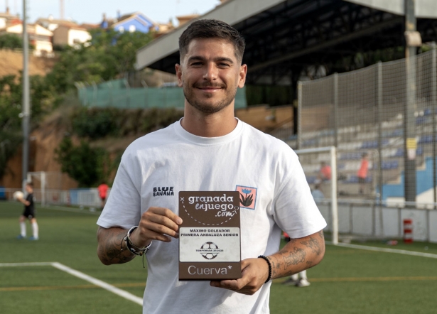 Jorge Marinetto posa con el trofeo de máximo goleador de Primera Andaluza Sénior (JUAN HERNÁNDEZ)