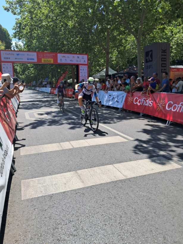 sara Martín entrando victoriosa en meta (FEC)