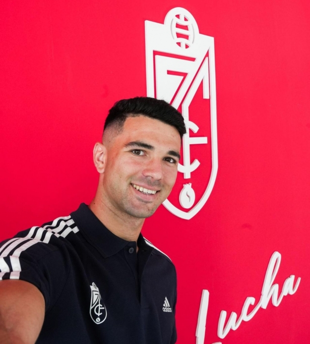 Casadesús ya posa como rojiblanco (GRANADA CF)