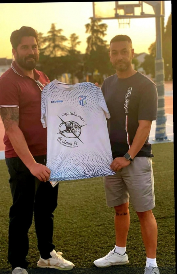 Luis Torres y Álex Gómez con la camiseta del CD Santa Fe 