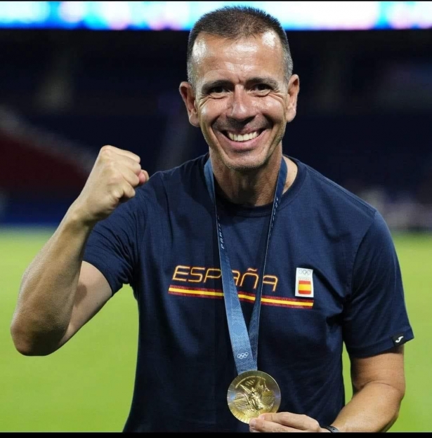 Miguel Ángel Campos con la medalla de oro conseguida con la selección española en los Juegos Olímpicos (AYTO. LA ZUBIA)