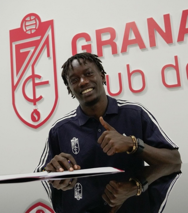 Faye ya ejerce como rojiblanco (GRANADA CF)