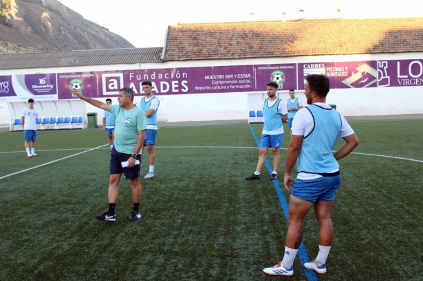 José Antonio Mateo dirigiendo a sus jugadores durante la primera sesión (PACO CASTILLO)