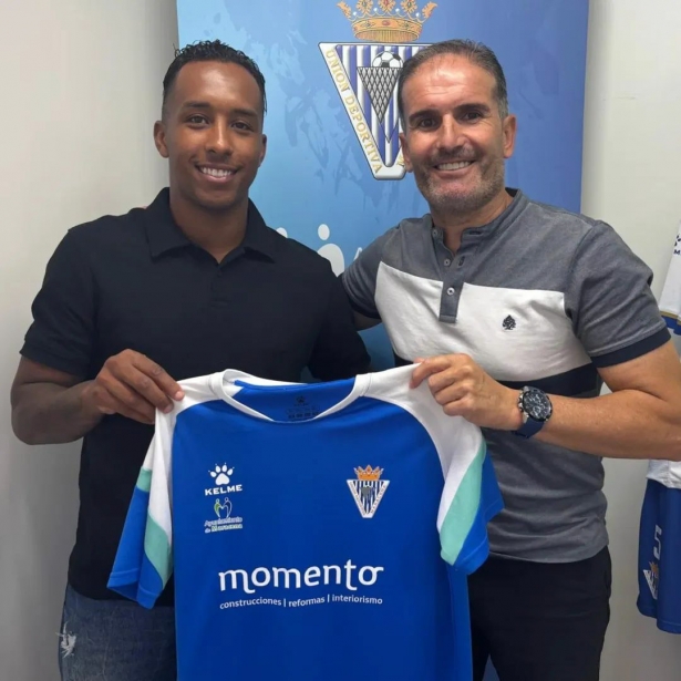 Klyverson junto al presidente Sergio Gómez (UD MARACENA)