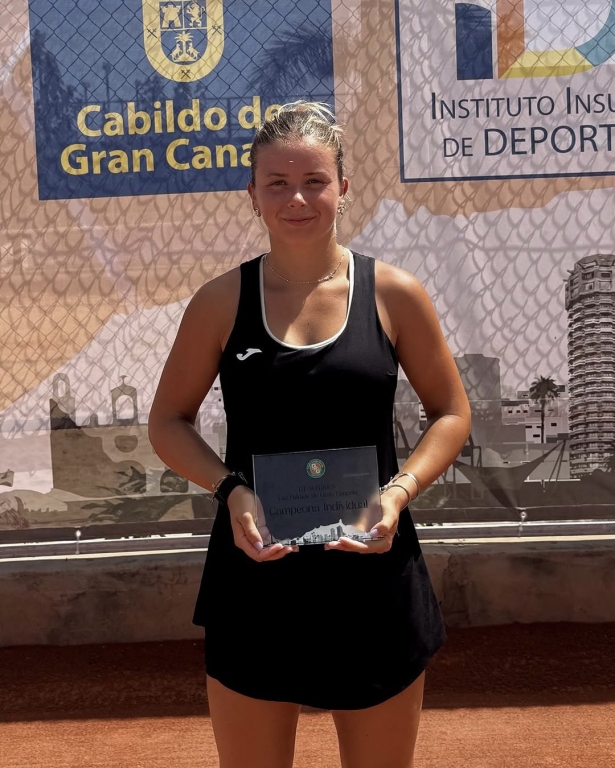 Ariana Geerlings con su título (RFET)