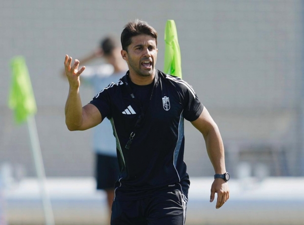 Bueno sigue preparando al Recreativo para el inicio de la competición (GRANADA CF)