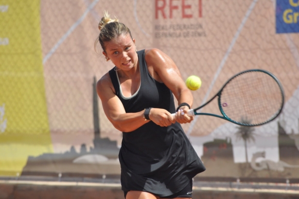 Ariana Geerlins golpea la bola (FEDERACIÓN CANARIA DE TENIS)