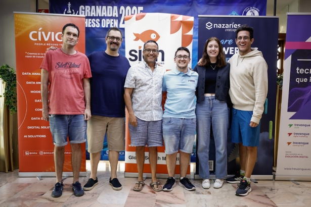 Fotos del equipo con los patrocinadores (GRANADA CHESS OPEN)