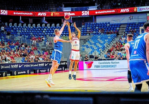 Álvaro Cárdenas lanza un triple (FEB)