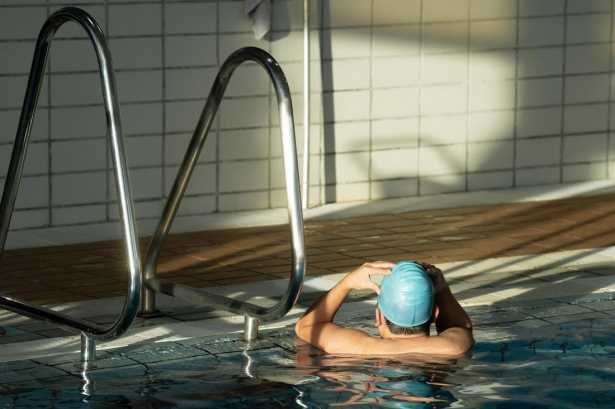 Una persona en una piscina (DAVID ZORRAKINO/EUROPA PRESS (