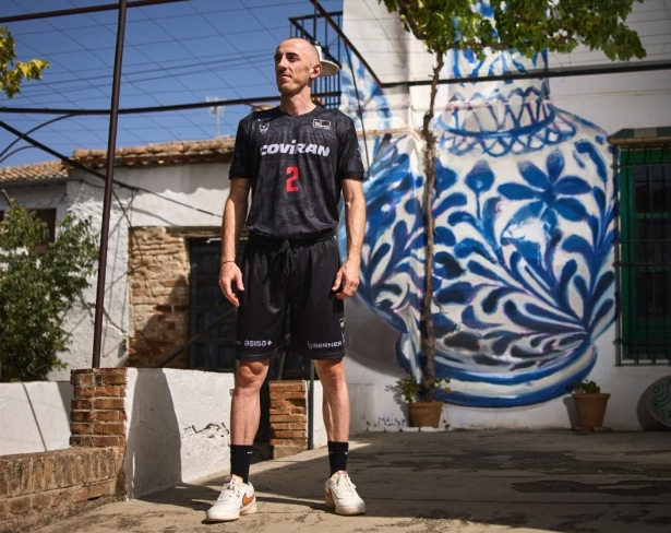 Rousselle ha presentado la primera equipación (COVIRAN GRANADA)