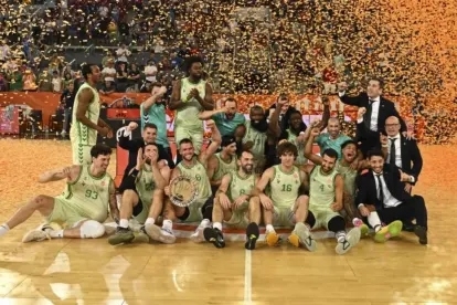 Los jugadores del Real Betis celebran el ascenso tras ganar al Fuenlabrada (EFE)