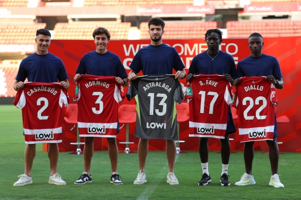 Hormigo ha posado junto a sus nuevos compañeros (J. AZCOYTIA)