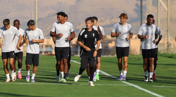 Pacheta ha completado el calentamiento con los jugadores (J. AZCOYTIA)