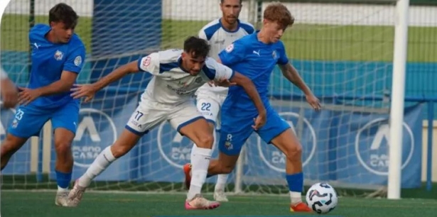 Cameron protege el balón (CF MOTRIL)