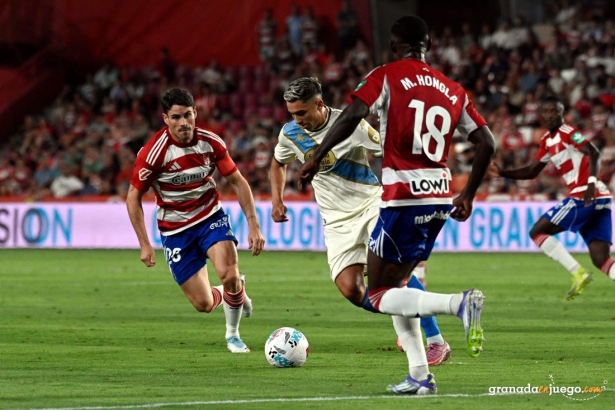 Sergio Ruiz presiona a un jugador del Depor durante el partido (JOSË M. BALDOMERO)