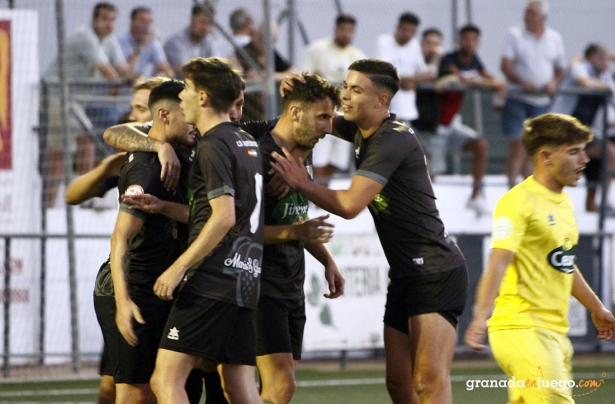 Huétor Vega y Huétor Tájar firmaron tablas en el derbi granadino (J. PALMA)