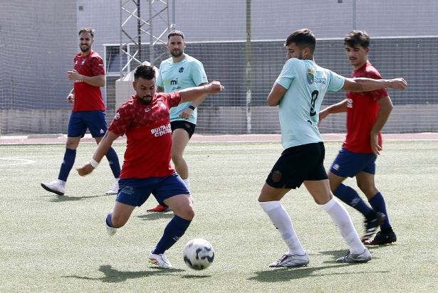 Javi Moreno se dispone a golpear el balón (J. PALMA)
