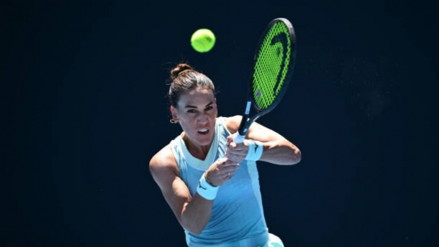 Nuria Párrizas golpea la bola (GETTYIMAGES)