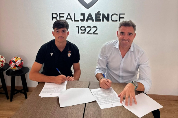 David Serrano firma su contrato (REAL JAÉN)