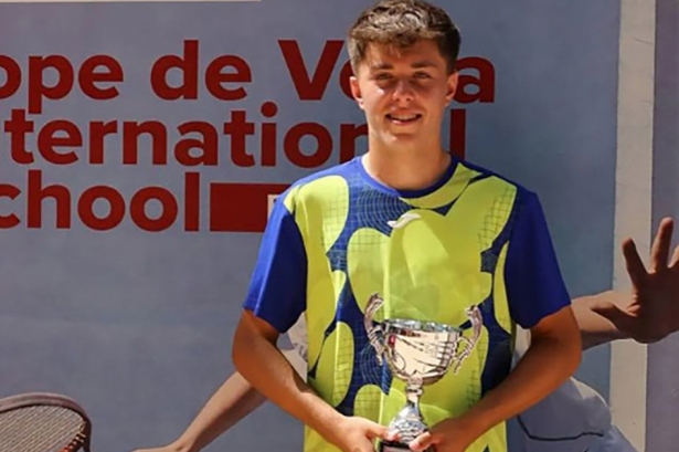 Pablo Pérez con un trofeo en un torneo anterior (RFET)