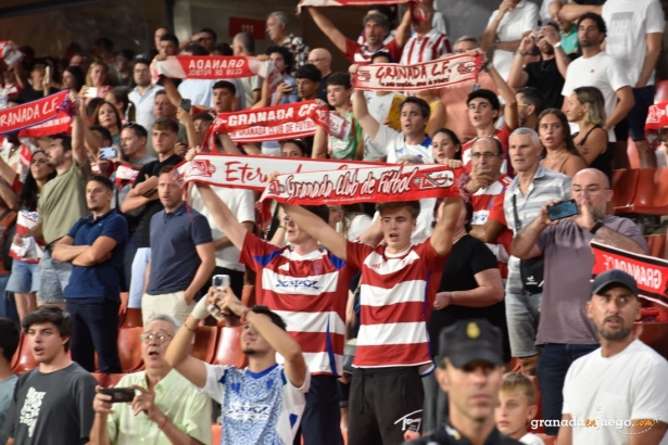 La afición sigue respaldando al equipo (J.M. BALDOMERO)