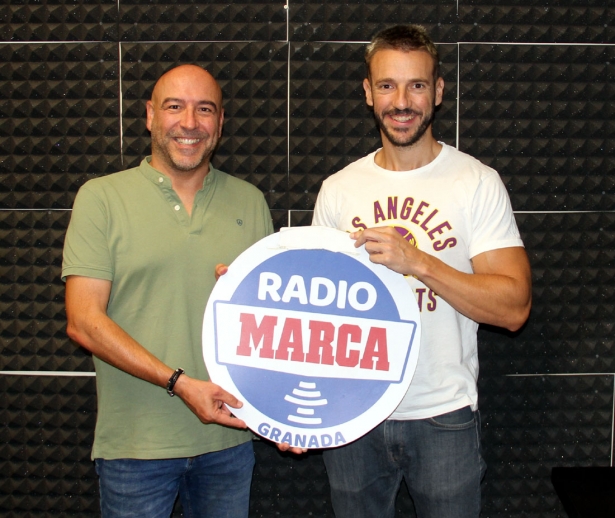 Javier Palma junto a José Ángel Martos, director de Radio Marca Granada, en los estudios de la emisora (GRJ)