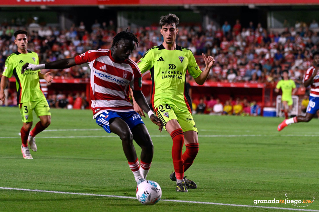 Fayé, jugador del Granada CF, controla el balón en una acción del encuentro ante el CD Mirandés (JOSÉ M. BALDOMERO) Fayé, jugador del Granada CF, controla el balón en una acción del encuentro ante el CD Mirandés (JOSÉ M. BALDOMERO)