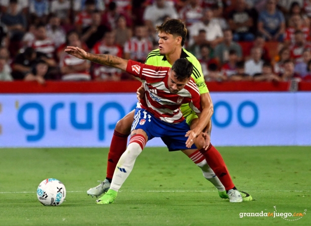 Arnáiz en una acción del encuentro ante el CD Mirandés (JOSÉ M. BALDOMERO)